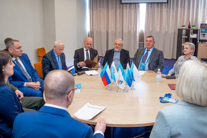 Участники Конгресса за круглым столом во время рабочей встречи